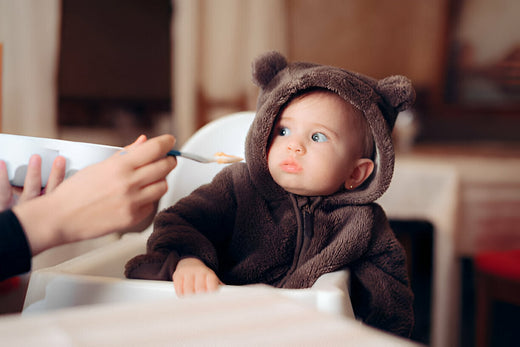 Bebé no quiere comer con traje de oso