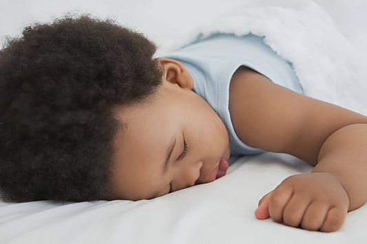 Bebé con Cabello Afro Durmiendo