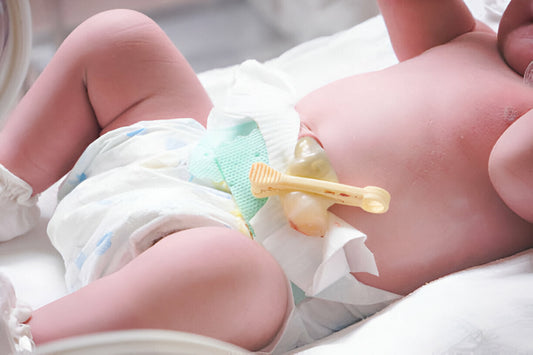 Bebé en incubadora con cordón umbilical