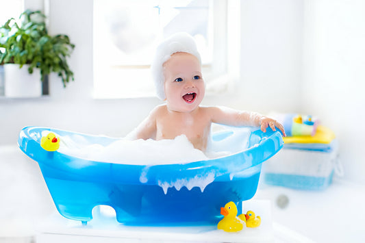 Bebé Jugando en la Bañera