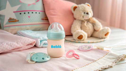 Biberón para bebé en una cama con un oso de peluche. La habitación del bebé está adornada de forma muy bonita en colores pastel