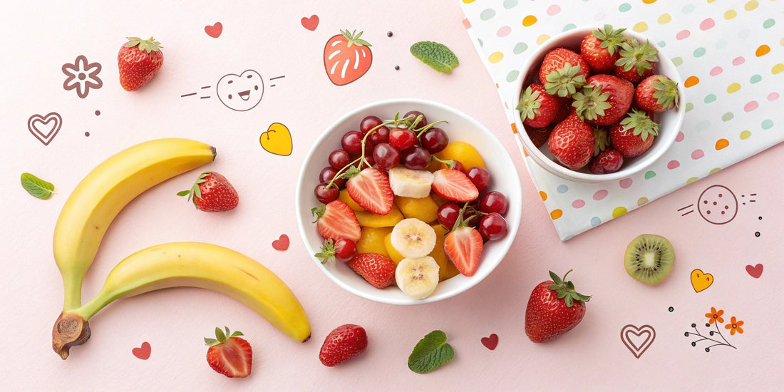 Frutas como platano, uvas y fresas sobre un fondo lindo y kawaii