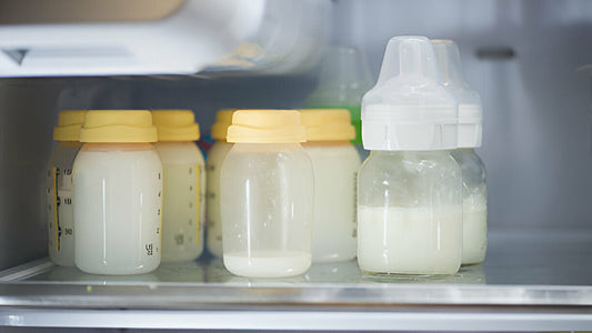 Biberones con leche materna en el refrigerador