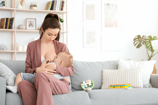 Mamá amamantando a su bebé pequeño