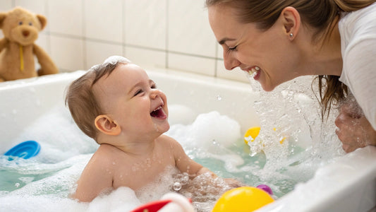 mamá bañando a su bebé en una tina de baño. Ambos se están divirtiendo y se rien