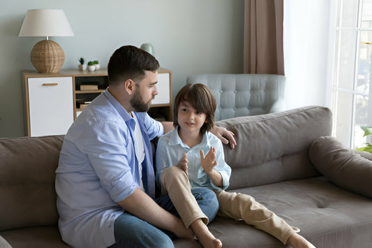 Papá joven hablando con su hijo pequeño